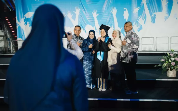 Absolventenfeier Telekom Dome Einlass 20251025 Foto Nathan Dreessen 058.jpg