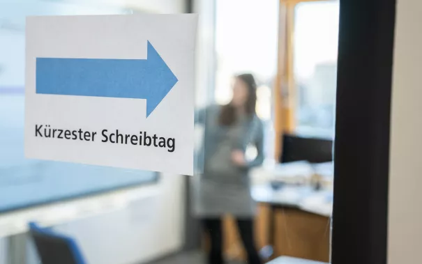 Schild Kürzester Schreibtag Bibliothek