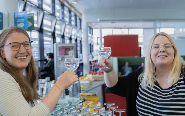 Anna und Manon haben Spaß beim Schreibtag 