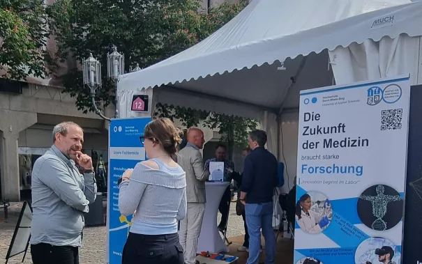 Interessierte am Stand des IFGA bzw. CytoTransport bei der Bonner Wissenschaftsnacht