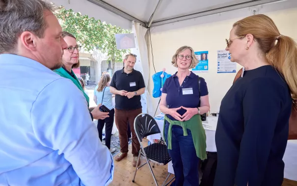 Präsidentin am Stand Bonner Wissenschaftsnacht 2026