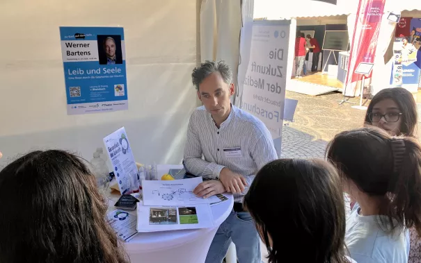 Interessierte am Stand des IFGA bzw. CytoTransport bei der Bonner Wissenschaftsnacht