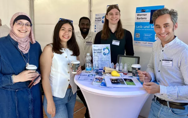 Forschende am Stand des IFGA bzw. CytoTransport bei der Bonner Wissenschaftsnacht