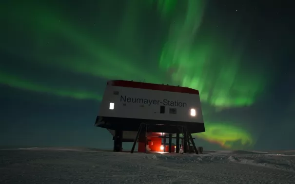 Die Neumayer-Station vor Polarlichtern