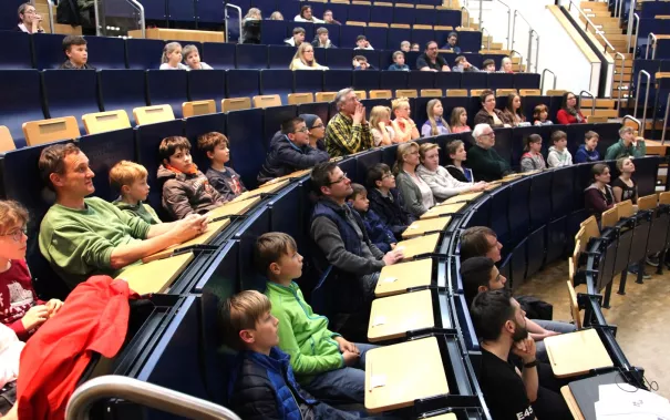 24_kinderuni_brs_motorsport_sta_2010427_foto_j._kuestenmacher.jpg (DE)