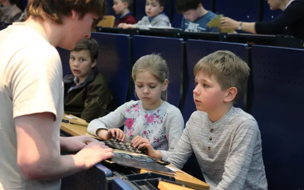 40_kinderuni_brs_motorsport_sta_2010427_foto_j._kuestenmacher.jpg (DE)