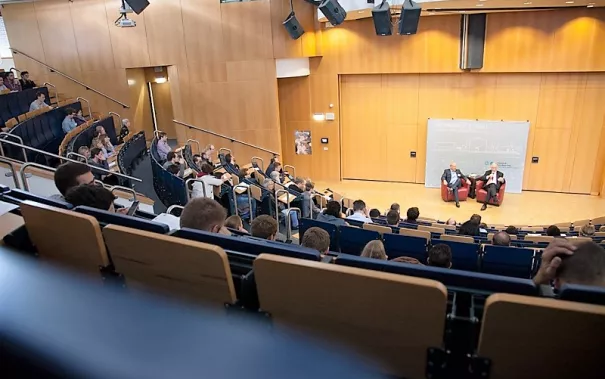 45_alumni-tag-2016_tri_vortrag_heiko_mell.jpg (DE)
