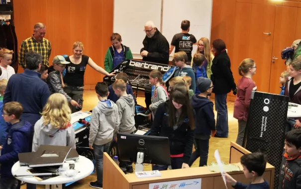 47_kinderuni_brs_motorsport_sta_20170427_foto_c._pesch.jpg (DE)