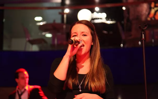 absolventenfeier_2014_party_foto_e._tritschler_img_4460.jpg (DE)