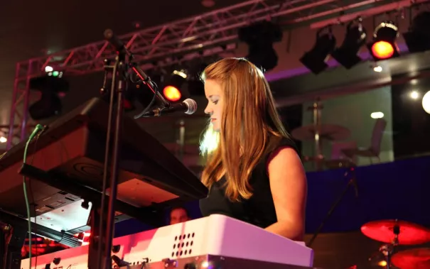 absolventenfeier_2014_party_foto_e._tritschler_img_4464.jpg (DE)