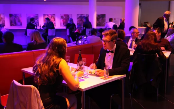 absolventenfeier_2014_party_foto_e._tritschler_img_4469.jpg (DE)