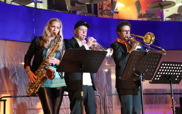 absolventenfeier_2014_party_foto_e._tritschler_img_4492.jpg (DE)