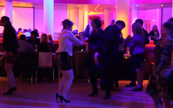 absolventenfeier_2014_party_foto_e._tritschler_img_4496.jpg (DE)