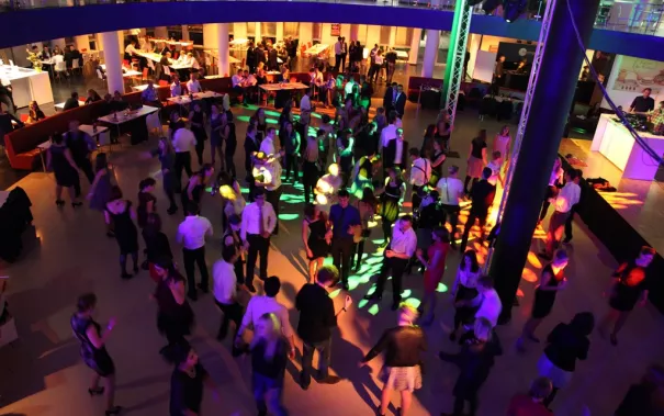 absolventenfeier_2014_party_foto_e._tritschler_img_4577.jpg (DE)