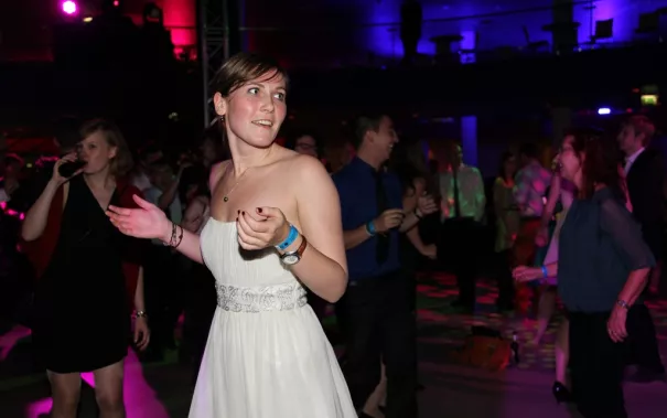 absolventenfeier_2014_party_foto_e._tritschler_img_4613.jpg (DE)