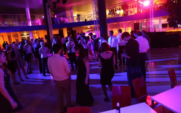 absolventenfeier_2014_party_foto_e._tritschler_img_4732.jpg (DE)