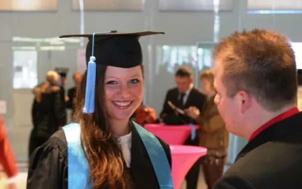 absolventenfeier_2014_web_foto_j._kuestenmacher_0109.jpg (DE)