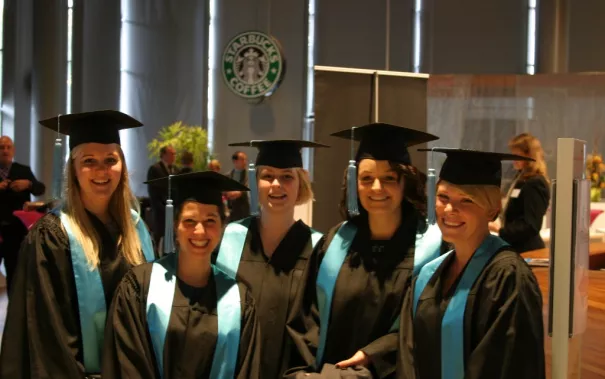 absolventenfeier_2014_web_foto_j._kuestenmacher_0151.jpg (DE)