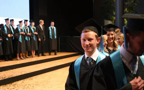 absolventenfeier_2014_web_foto_j._kuestenmacher_0410.jpg (DE)