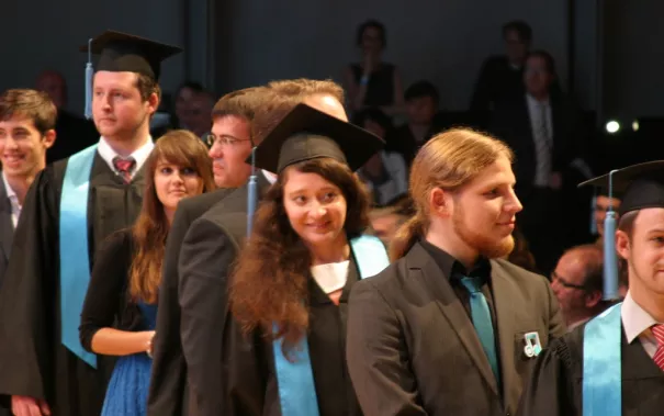 absolventenfeier_2014_web_foto_j._kuestenmacher_0466.jpg (DE)