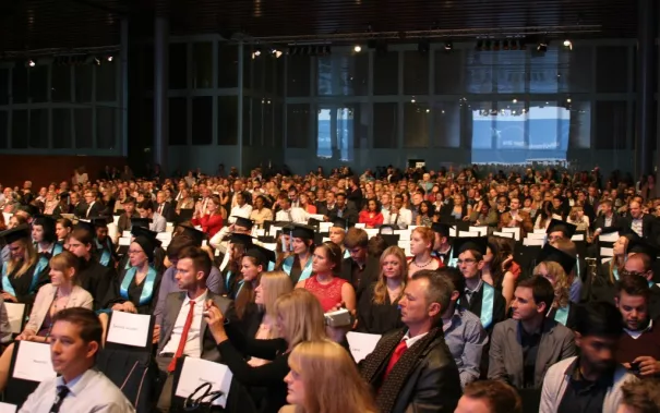 absolventenfeier_2014_web_foto_j._kuestenmacher_0491.jpg (DE)