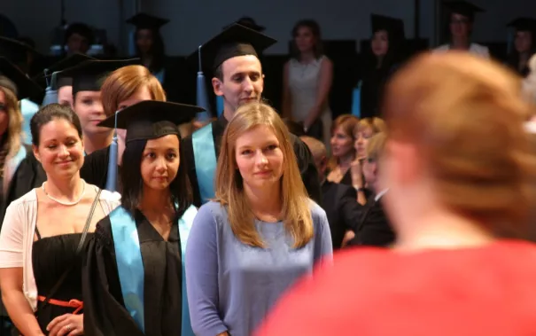 absolventenfeier_2014_web_foto_j._kuestenmacher_0528.jpg (DE)