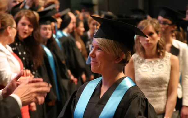 absolventenfeier_2014_web_foto_j._kuestenmacher_0538.jpg (DE)