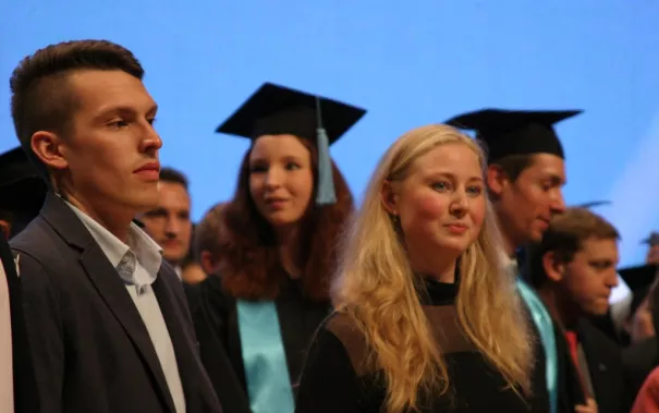 absolventenfeier_2014_web_foto_j._kuestenmacher_0550.jpg (DE)