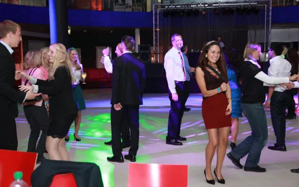 absolventenfeier_2015_party_20151024_foto_e._tritschler_img_8518.jpg (DE)