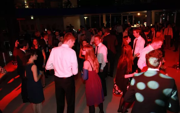 absolventenfeier_2015_party_20151024_foto_e._tritschler_img_8531.jpg (DE)