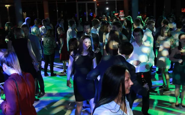 absolventenfeier_2015_party_20151024_foto_e._tritschler_img_8537.jpg (DE)