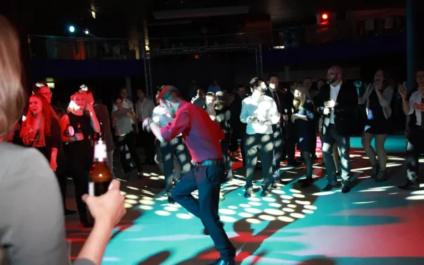 absolventenfeier_2015_party_20151024_foto_e._tritschler_img_8561.jpg (DE)