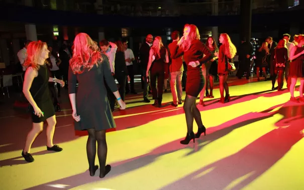 absolventenfeier_2015_party_20151024_foto_e._tritschler_img_8631.jpg (DE)