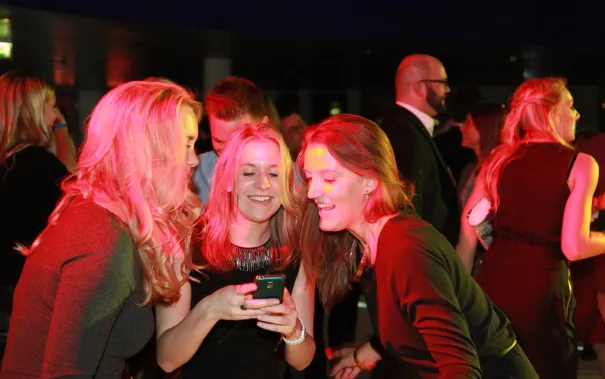 absolventenfeier_2015_party_20151024_foto_e._tritschler_img_8633.jpg (DE)