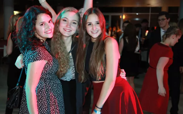 absolventenfeier_2015_party_20151024_foto_e._tritschler_img_8643.jpg (DE)