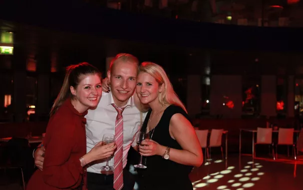 absolventenfeier_2015_party_20151024_foto_e._tritschler_img_8665.jpg (DE)