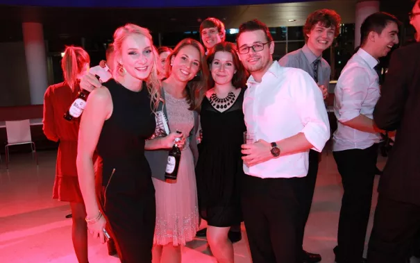 absolventenfeier_2015_party_20151024_foto_e._tritschler_img_8685.jpg (DE)