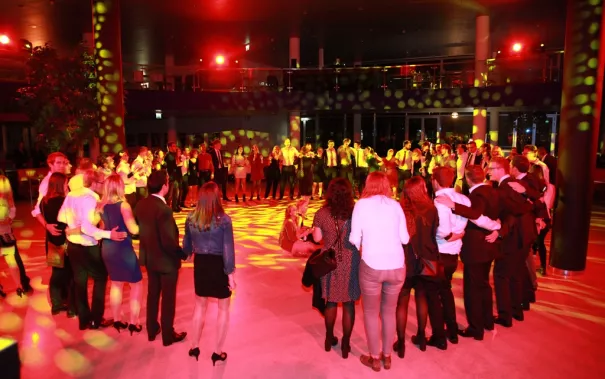 absolventenfeier_2015_party_20151024_foto_e._tritschler_img_8707.jpg (DE)