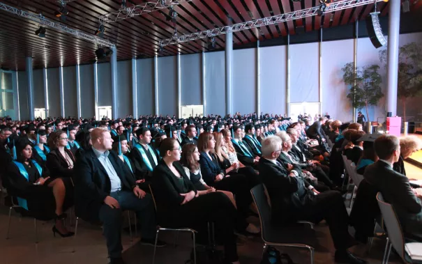 absolventenfeier_2015_telekom-forum_20151024_foto_e._tritschler_img_8315.jpg (DE)