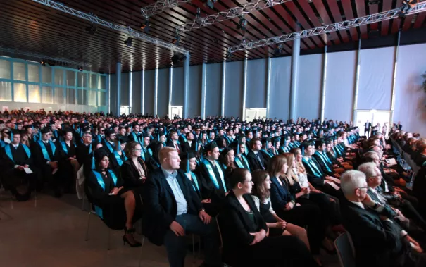 absolventenfeier_2015_telekom-forum_20151024_foto_e._tritschler_img_8317.jpg (DE)