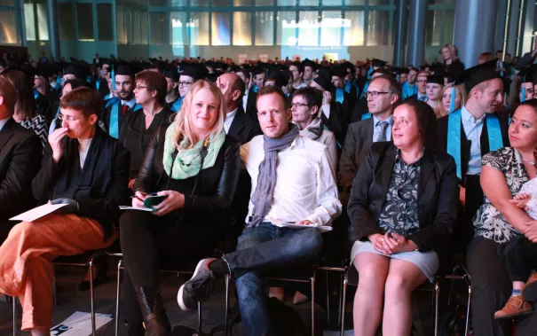 absolventenfeier_2015_telekom-forum_20151024_foto_e._tritschler_img_8324.jpg (DE)