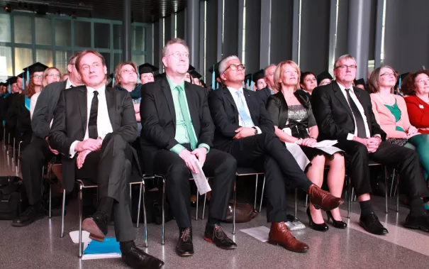 absolventenfeier_2015_telekom-forum_20151024_foto_e._tritschler_img_8329.jpg (DE)