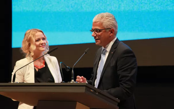 absolventenfeier_2015_telekom-forum_20151024_foto_e._tritschler_img_8357.jpg (DE)