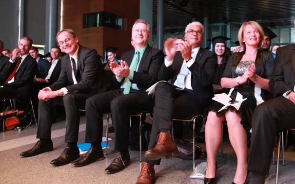 absolventenfeier_2015_telekom-forum_20151024_foto_e._tritschler_img_8365.jpg (DE)