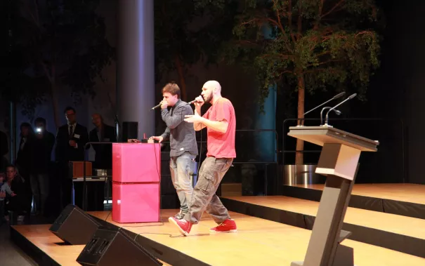 absolventenfeier_2015_telekom-forum_20151024_foto_e._tritschler_img_8427.jpg (DE)