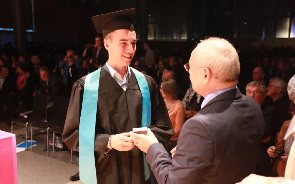 absolventenfeier_2015_telekom-forum_20151024_foto_e._tritschler_img_8461.jpg (DE)