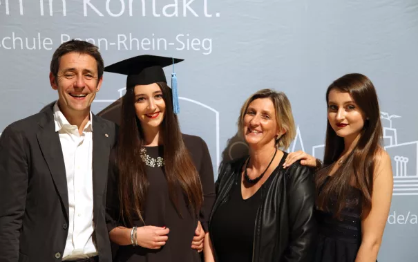 absolventenfeier_2017_alumni-wand_20171021_foto_j._kuestenmacher_10.jpg (DE)
