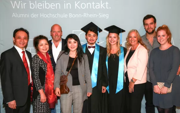 absolventenfeier_2017_alumni_fotowand_20171021_foto_s._sondermann_07.jpg