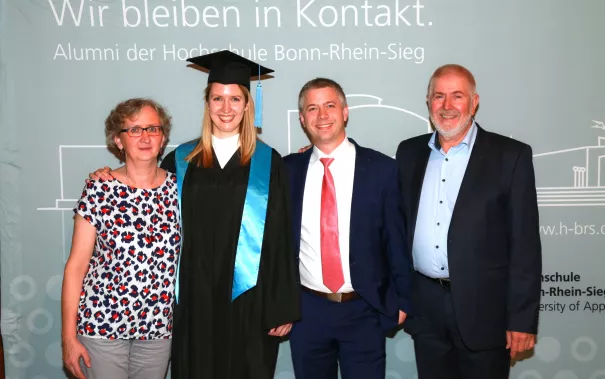 absolventenfeier_2017_alumni_fotowand_20171021_foto_s._sondermann_08.jpg