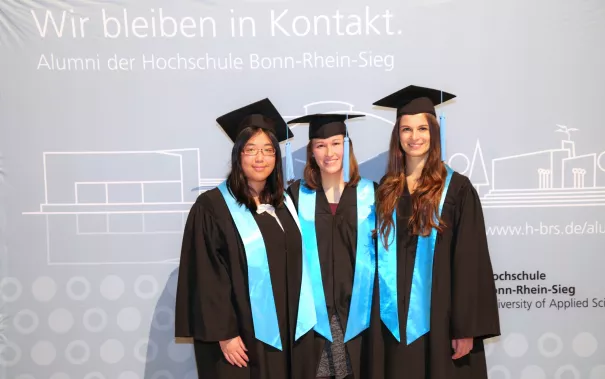 absolventenfeier_2017_alumni_fotowand_20171021_foto_s._sondermann_09.jpg